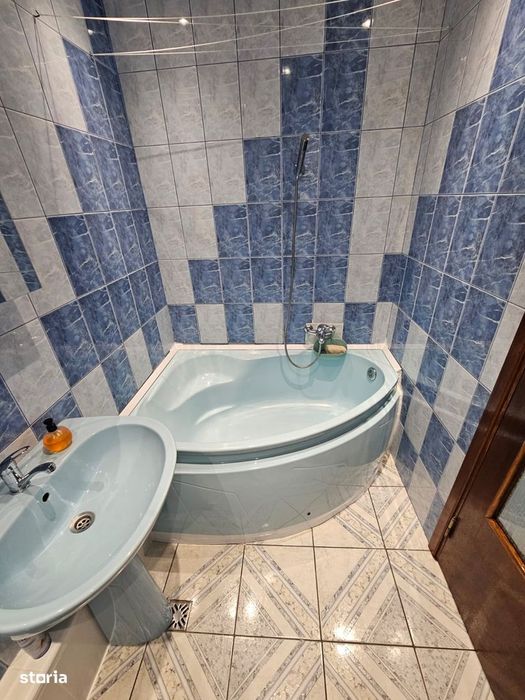 Garsonieră spațioasă cu balcon și mobilier complet