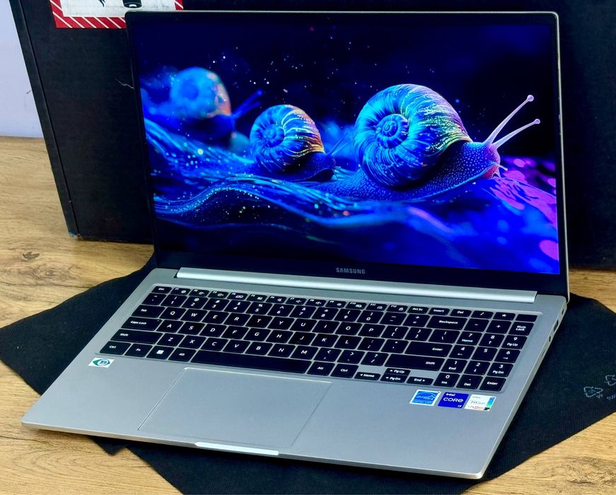 SAMSUNG gAlAxY BOOK NP754XFG exclusive modellardan BIRI