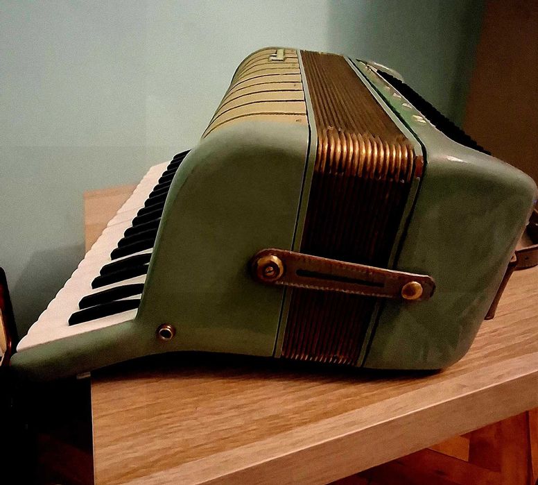 HOHNER MARCHESA  120 basi  de colectie impecabil