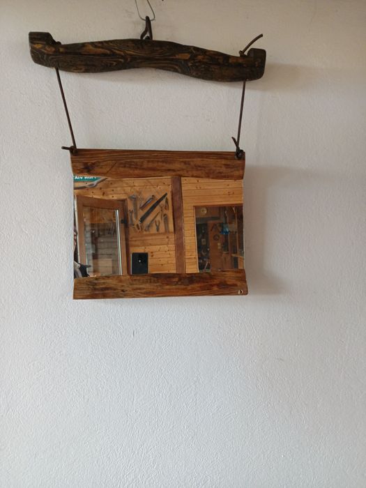 Oglinda artizanala montata pe cruce de caruta