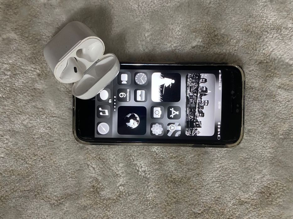 iPhone SE 2020 64 GB + AirPods