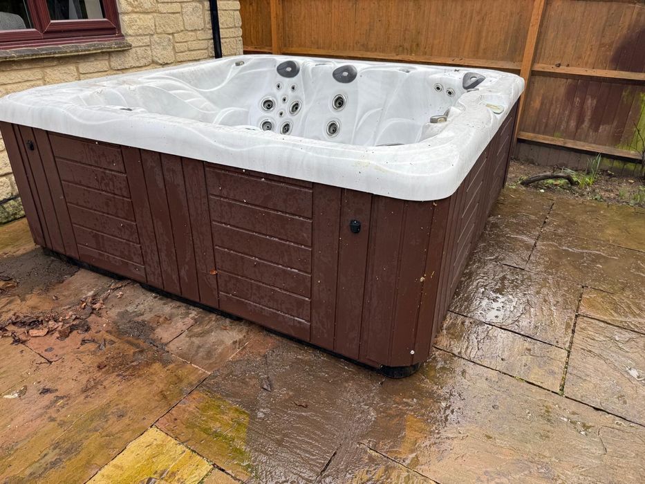 Продавам 5/6 местно джакузи в перфектно състояние 230/230/90