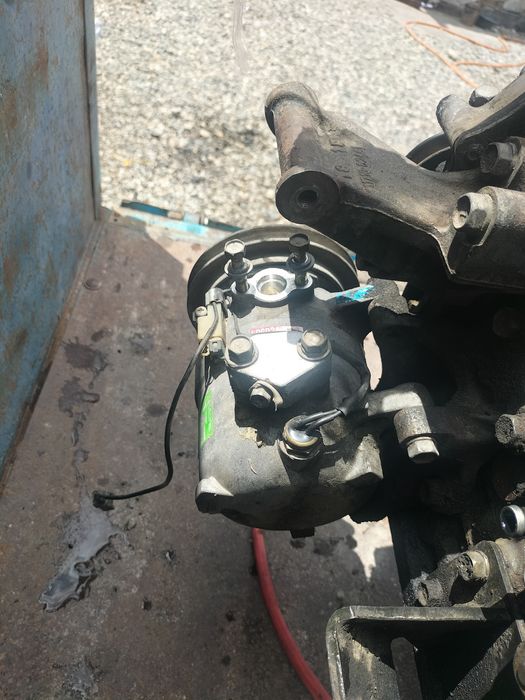 Продам запчасти для  Nissan Mistral