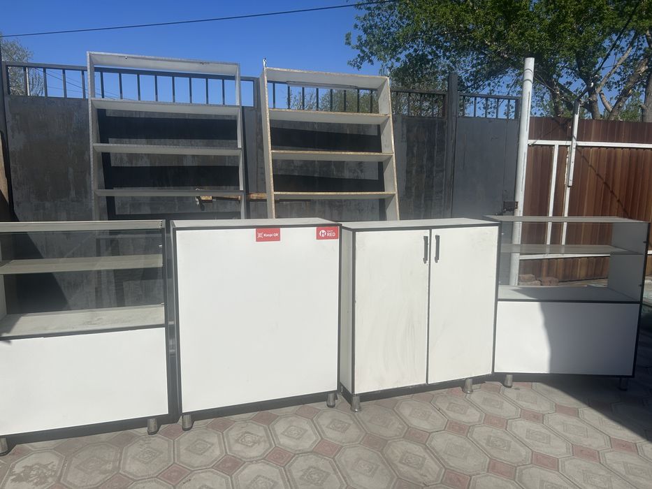 Продам витрины стеклянные 4 шт 2-е глухие и 2-стеклянные. + 2 стелажа.