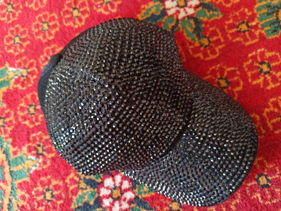 Аёллар бош кийимлари сотилади