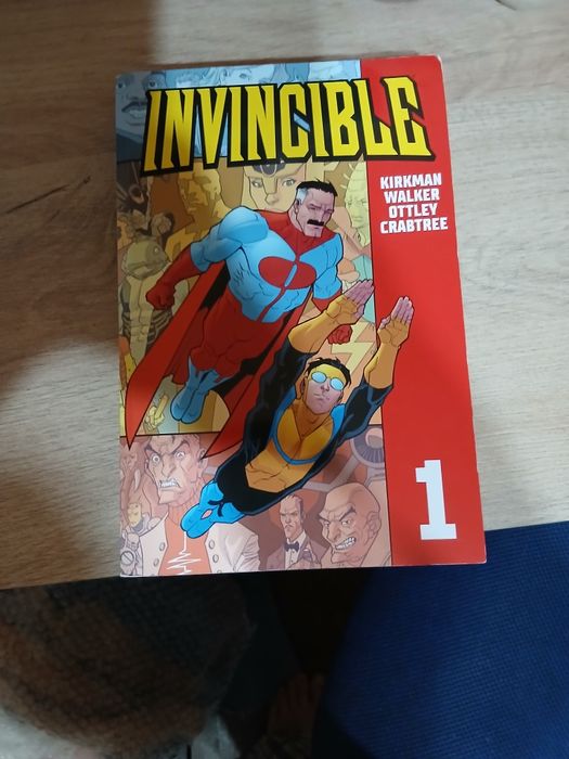 Banda desenata Invincible Collection book 1