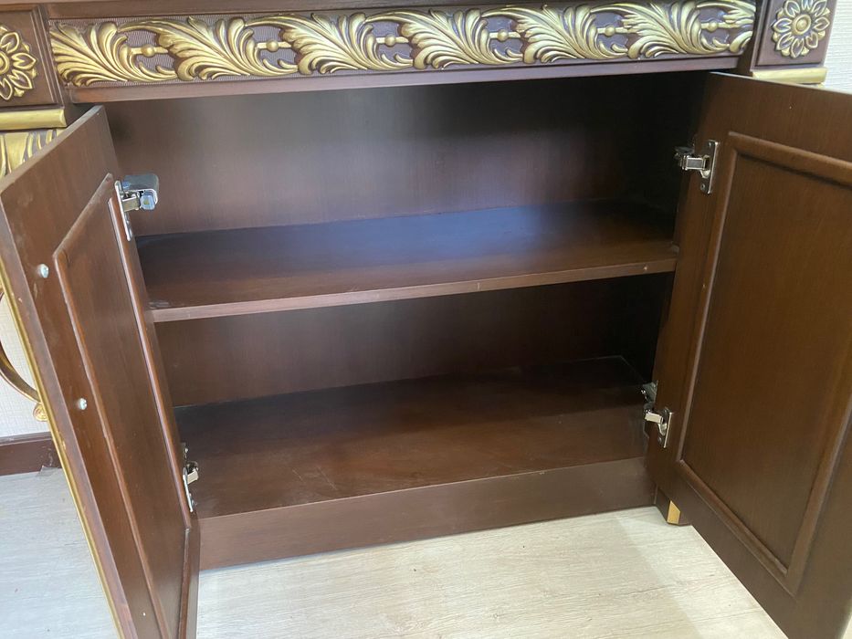 Шкаф для посуды золотистым покрытием