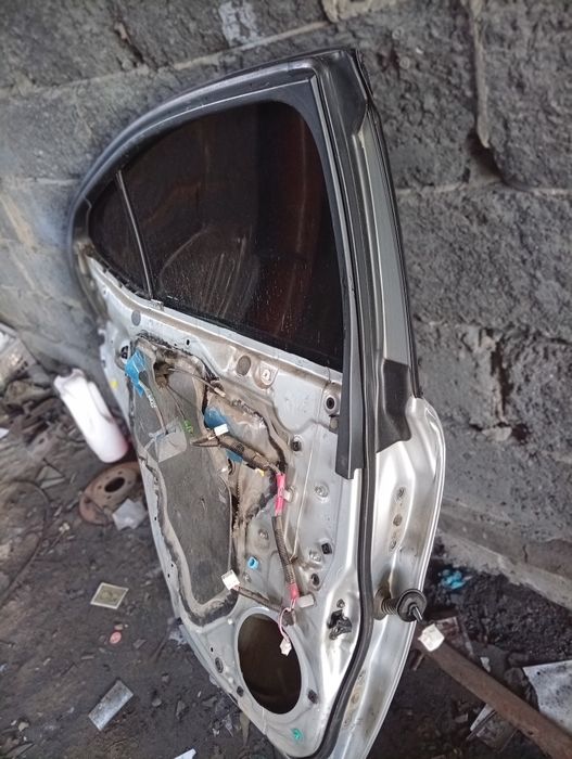 Продам двери от Lexus is 250