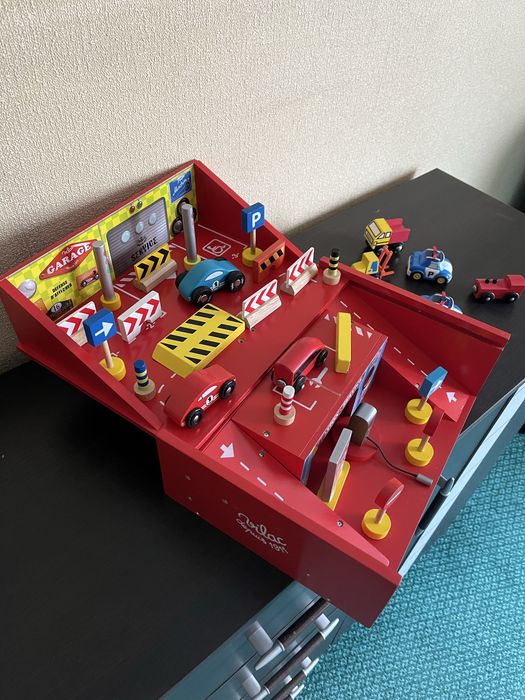 Продам станцию АЗС, машинки.