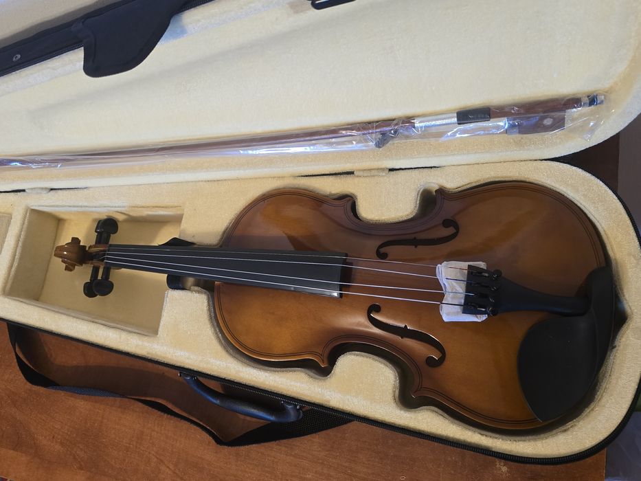 Vioară 4/4 nouă cu geantă de transport
