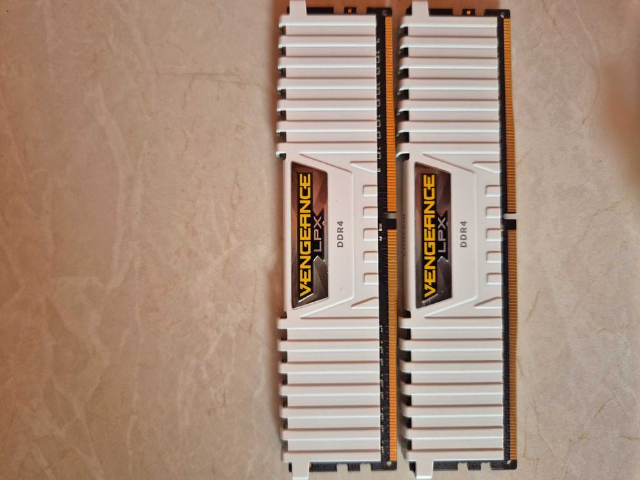 Продавам рам памет Corsair Veng 2×8 16gb ddr4 3000mhrz CL16
