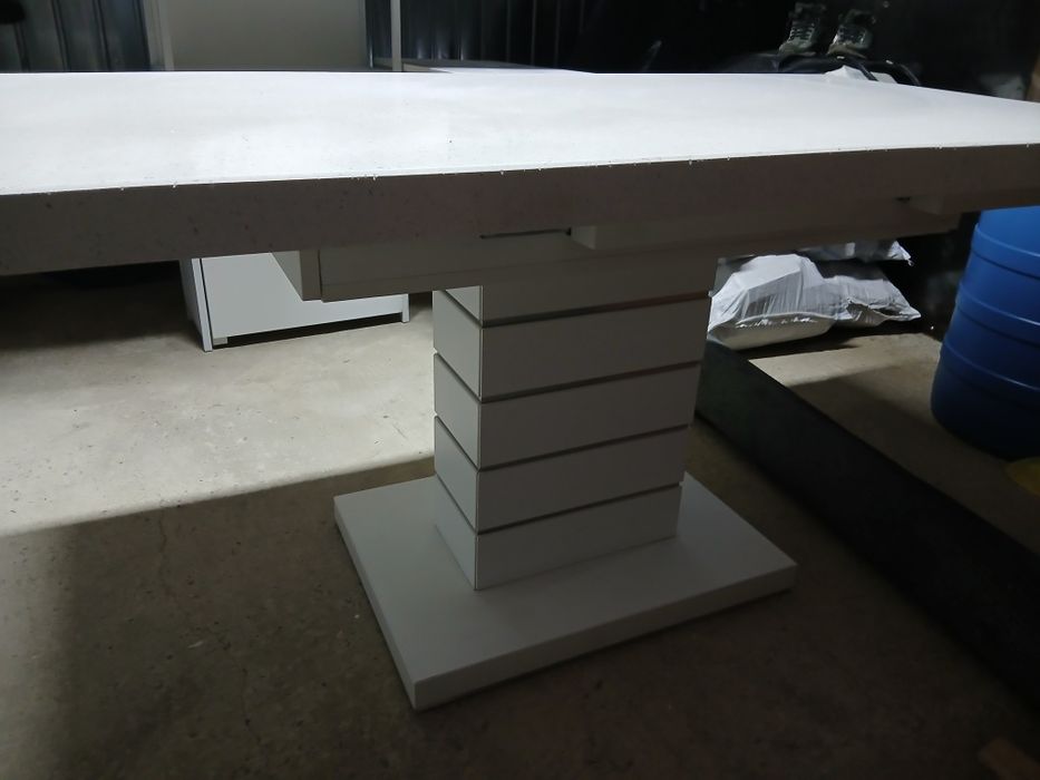 Masă  extensibila  cu blat de granit