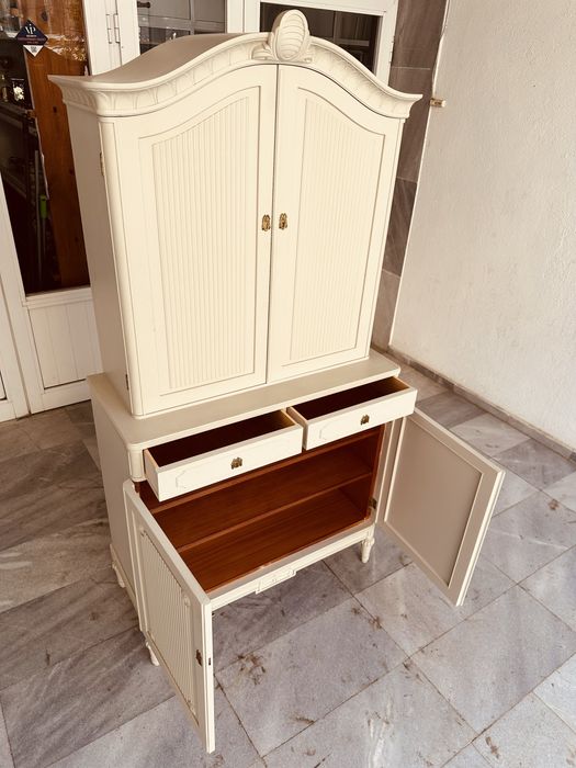 Шведски винтидж шкаф в стил Gustavian / Неокласицизъм