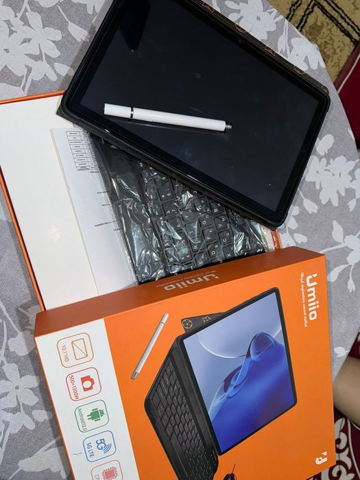 Планшет мини ноутбук и микрофон