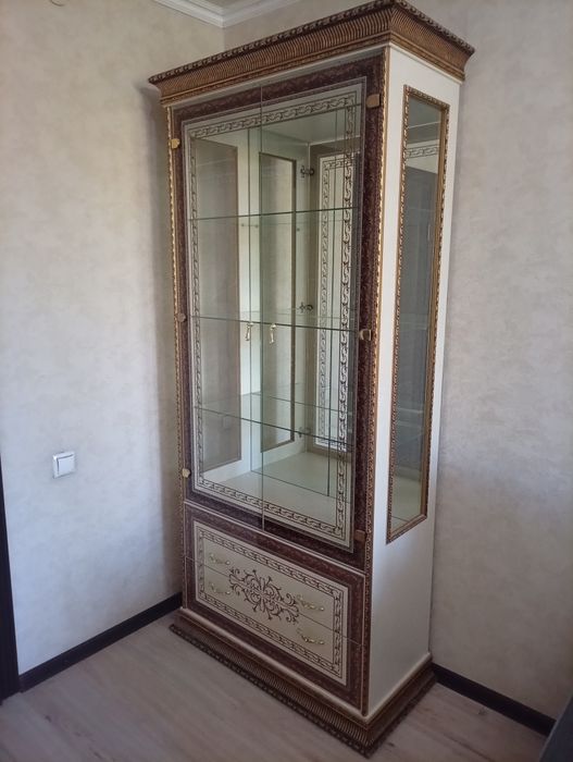Продам шикарный сервант