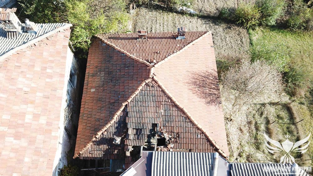 Продавам двуетажна къща с 140РЗП с двор 335кв.м. с денивелация в град Смолян,квартал Райково
