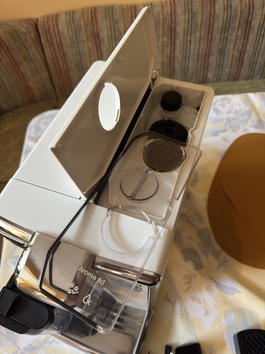 Напълно автоматична кафемашина Philips 5000 Series (бяла/хром) + Гарафа за мляко и Аксесоари – Отлично състояние!