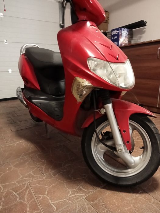 Vând scuter din motive personale.