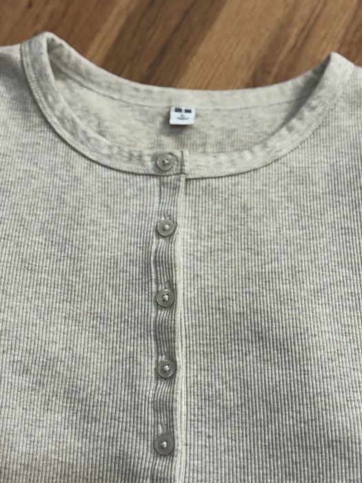 Лонгслив в рубчик с пуговицами Uniqlo