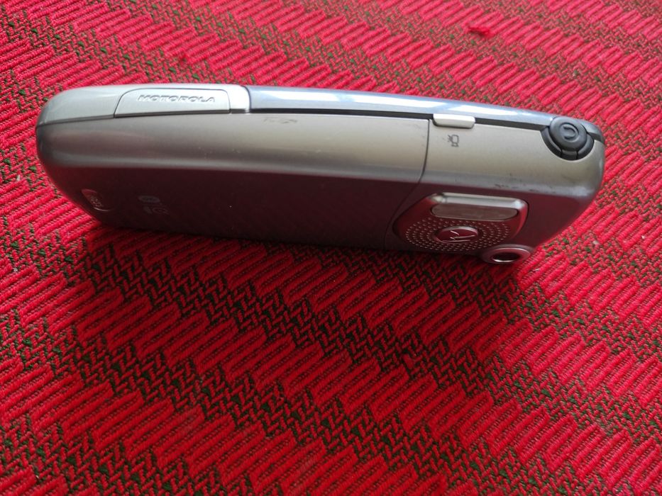 Telefon  Motorola cu taste în perfectă stare de funcționare.