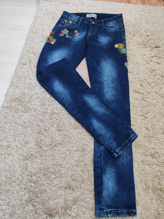 Pantaloni blugi cu broderie noi