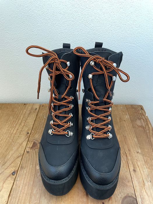 Bocanci negri cu șiret, damă