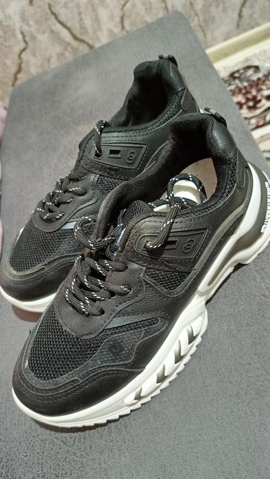 Ayollar oyoq kiyimi.