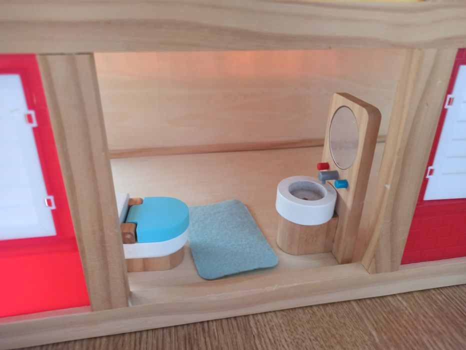 Căsuța păpuși din lemn mobilata