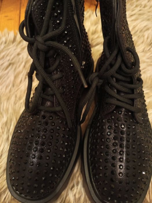 Дамски боти на платформа декорирани с красиви камъчета