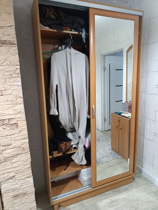Продам шкаф купе с зеркалом