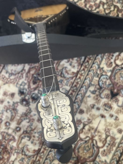 Кәсіби домбыра  срочно продам