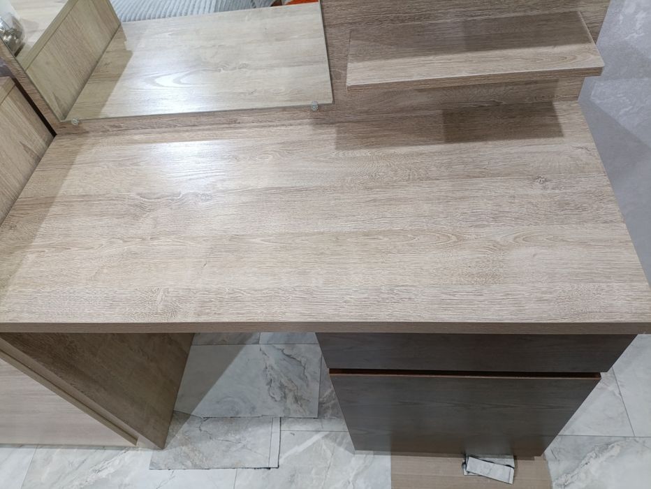 Продам туалетный столик