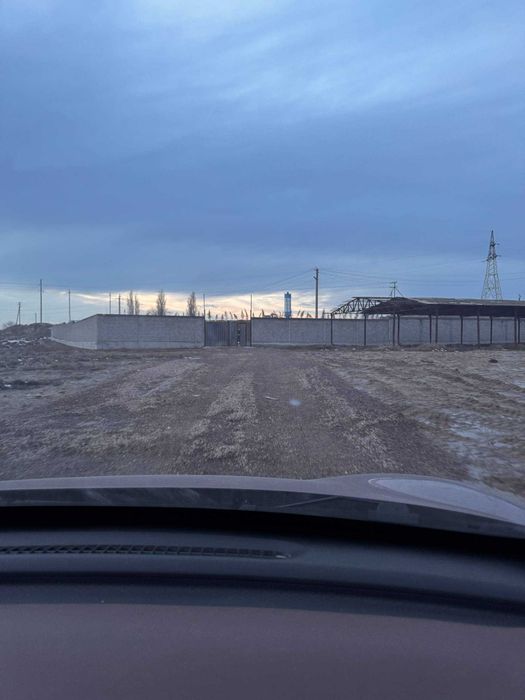 Нурафшон шахар марказида 1,30 гектар ер сотилади