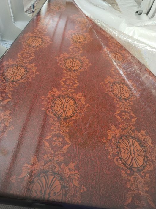 Гостиной стол и стулями