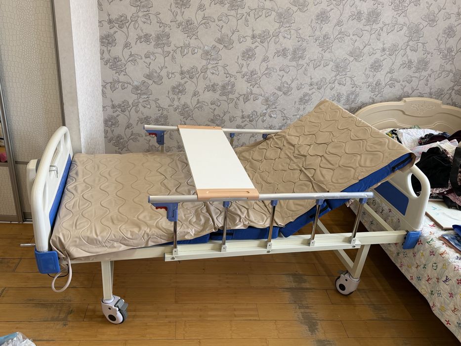 Медицинская кровать с матрасом
