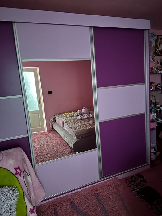 Dulap stil dressing plus birou și un pat de dormitor