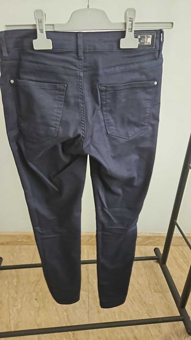 pantaloni skinny cu croială modernă