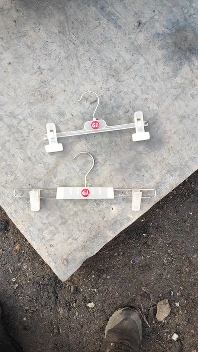 Вешалки пластиковые, плечики