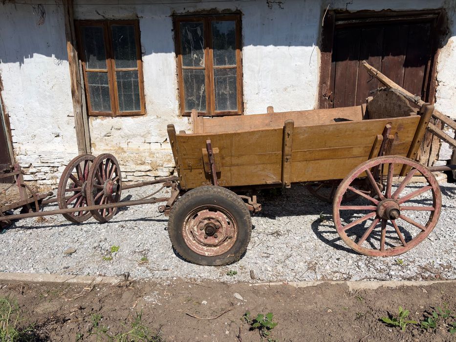 Два броя каруци всяка една е по €150