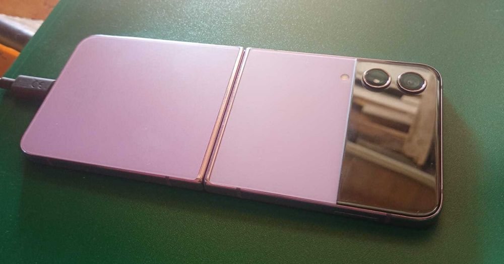 Samsung Galaxy Z Flip 4 - За части (Работеща платка)
