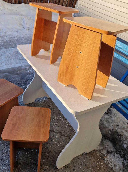 Кухонный стол + 4 табурета