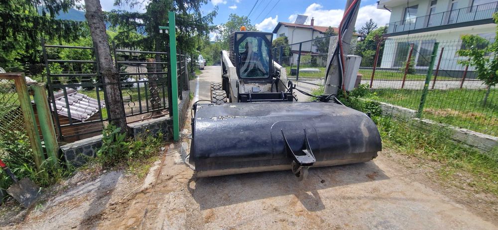 Хидравлична метла за мини челен товарач.