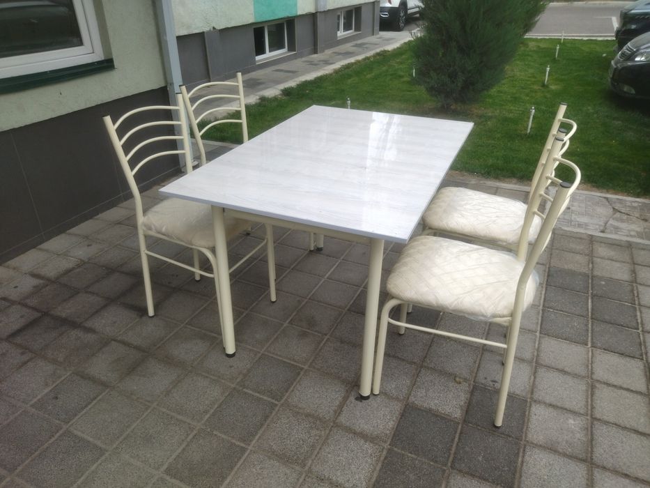 Кухонный стол с четырьмя стульями для дома кафе и других заведений.