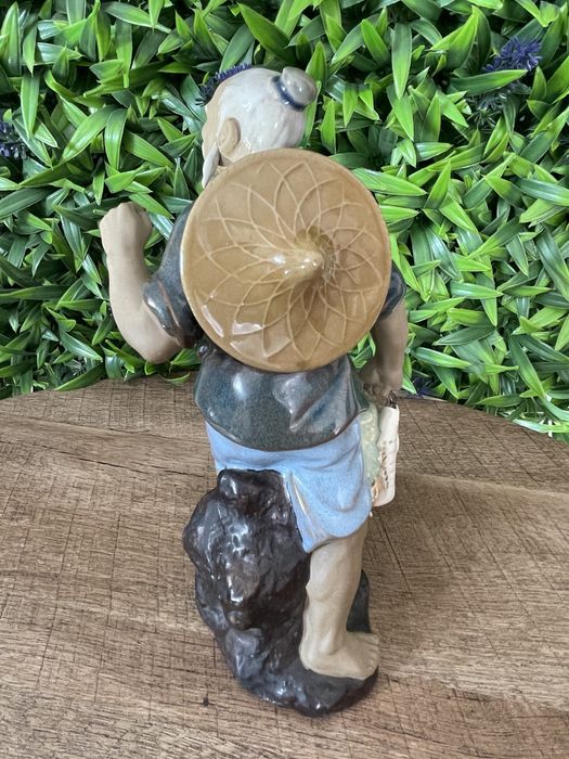 Bătrân cu pălărie și pești