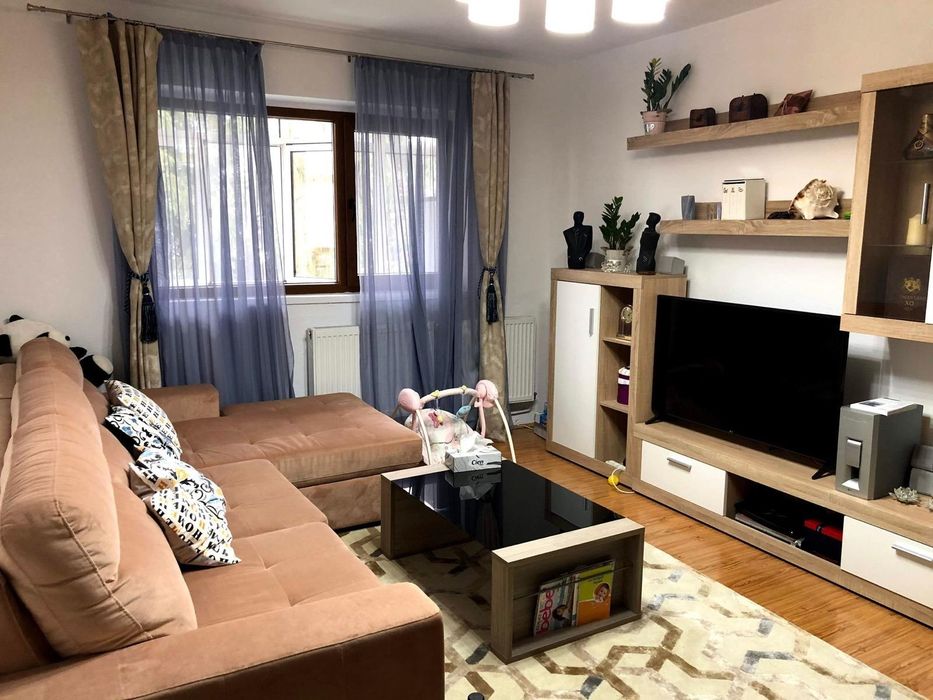 Închiriez apartament cu 3 camere