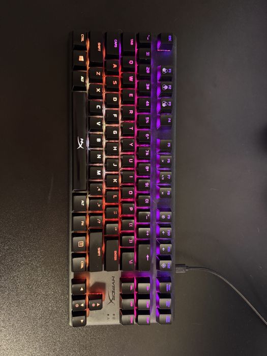 HyperX Alloy Origins Core с Червени суичове