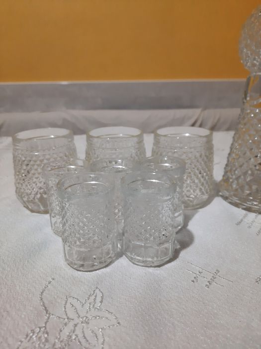 Гарафа с чашки към нея