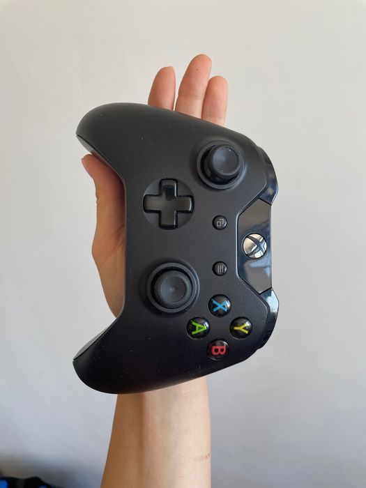 Xbox One X + 2 оригинални контролера