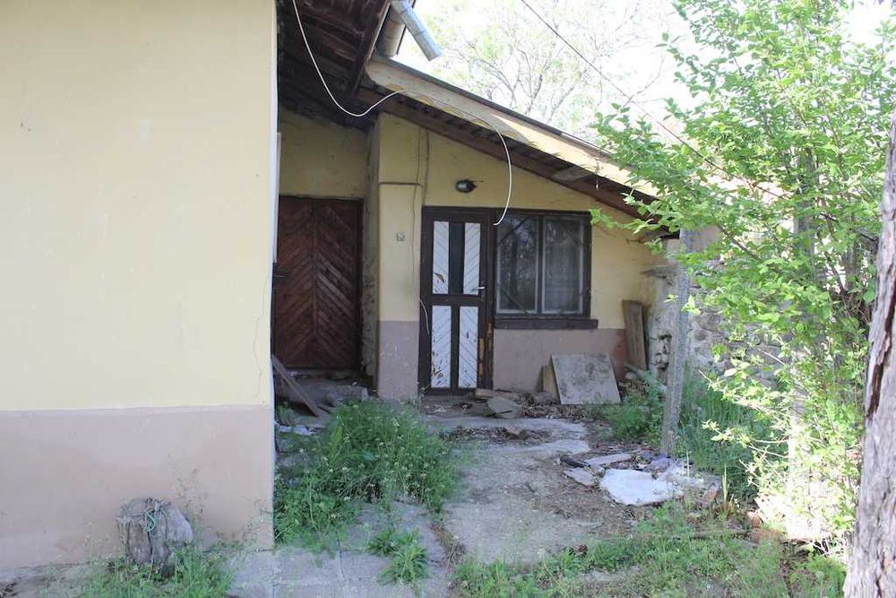 Самостоятелна къща с голям двор в с. Горица