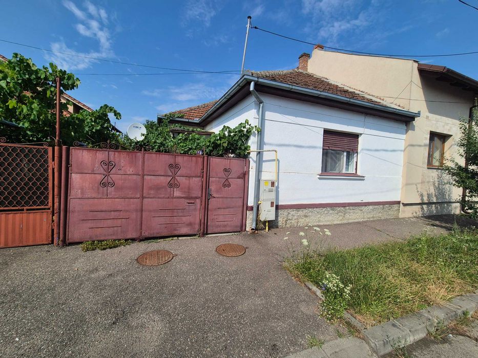 Vând casă spațioasă – Proprietate unică cu 2 case în aceeași curte